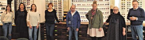 Das Team von Augenoptik Häckl in Rosenheim, von rechts: Firmengründer Erich und Heike Häckl, Inhaber Andrea und Simon Häckl, Heidrun Rupprecht, Optikerin, Lisa Seiser, Optikerin, Silke Rebentisch, Büro, Sophie Fuchs, Optikerin in Ausbildung. Nicht im Bild: Julia Griesl, Augenoptikermeisterin und Optometristin, Christine Weindl, Augenoptikermeisterin, Gabi Dorn, Augenoptikermeisterin, Gerti Oswald von Optik Schellmoser sowie die Azubis Julia Ambrassat und Nina Brunner. Fotos Knarr