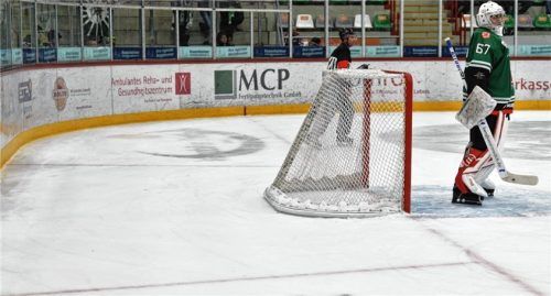 Das Trapez: In diesem Bereich hinter dem Tor darf der Goalie (hier Christopher Kolarz) die Scheibe spielen.Foto Hans-Jürgen Ziegler