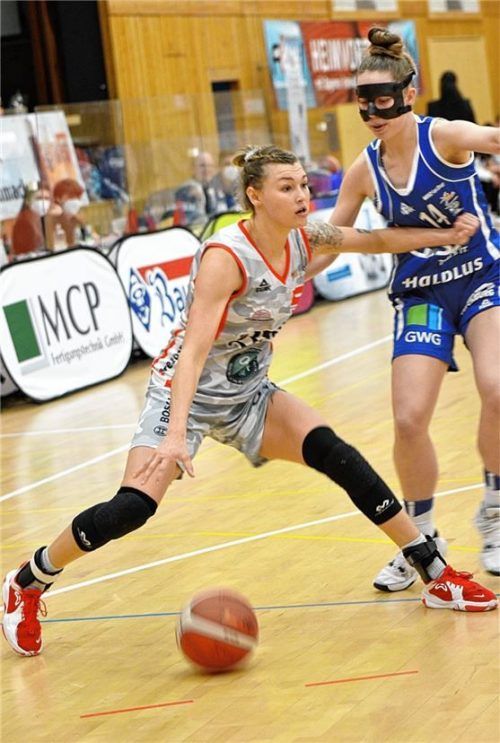 Das vorletzte Spiel der Bundesliga-Saison steht den Wasserburger Basketball-Damen bevor. Dabei heißt es, die Veilchen aus Göttingen von den Punkten fernzuhalten, wie Haliegh Reinoehl ihre Gegnerin vom Ball.Foto Gabi Hörndl