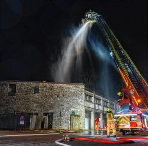 Den Ernstfall probten die Floriansjünger in Aschau und Sachrang jetzt an einem abbruchreifen Gebäude.Foto Rehberg