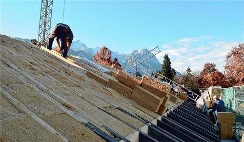 Den Lärm draußen lassen: Holzfaser-Dämmstoffe auf dem Dach sind äußerst effizient als Schallschutz wie auch beim Schutz vor Kälte und Hitze.Foto steico.com/akz-o