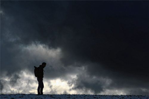 Depressionen können sich wie schwarze Wolken über das Leben eines Menschen legen. Alles erscheint negativ, alles fällt schwer.Foto dpa
