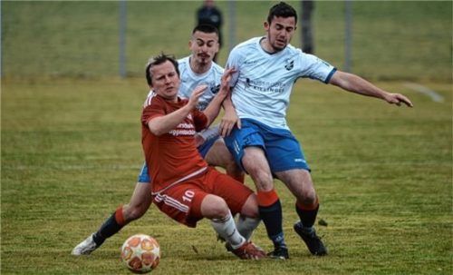 Der ASV Au, hier Fatih Demirkiran (Mitte) und Georg Siegmund (rechts), kämpfte Großholzhausen, hier Martin Stadler, mit 2:1 nieder.Foto Ruprecht
