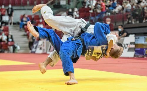 Der Bad Aiblinger Patrick Weisser (blau), hier bei der Ausführung eines Aushebers, wurde in den Nachwuchskader 1 berufen. Foto Thomas Wetzel