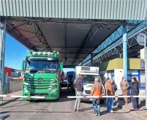 Der Bad Endorfer Konvoi mit sechs Fahrzeugen an der ukrainischen Grenze.