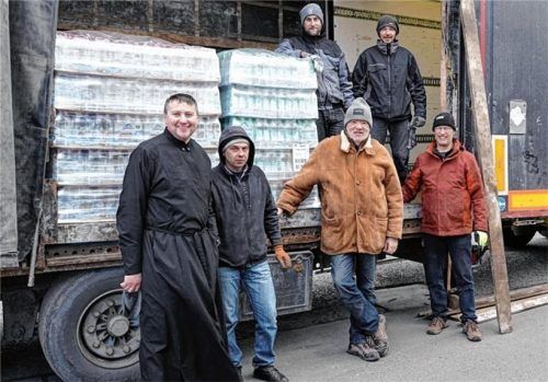 Der Bruckmühler Marktgemeinderat Harald Höschler (Dritter von rechts) begleitete einen Hilfstransport an die polnisch-ukrainische Grenze. Pater Roman von der ukrainischen griechisch-katholischen Diözese Ternopil (links) begrüßte die Helfer. Foto  Ludwig