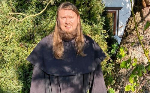Der Franziskaner-Gruß „Pace Bene“ (Frieden und Gutes) ist Pater Michael in diesen Krisenzeiten besonders bewusst geworden. Foto Hötzelsperger