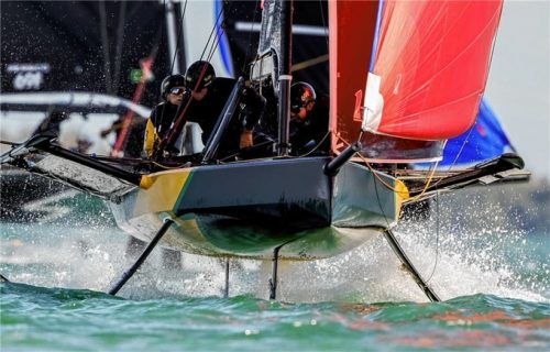 Der frühere deutsche Meister im 49er-Segeln, Lukas Hesse (22/Pfaffing), mit seinen Teamkollegen CJ Perez (18/USA) und Jann Schüpbach (21/Schweiz, von links) beim 69F Youth Foiling Gold Cup in Miami.Foto Kevin Rio - 69F media