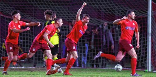 Der Jubel der Wasserburger Spieler: Leon Simeth, Marko Dukic und Maxi Höhensteiger (von links) nach dem entscheidenden Elfmetertor durch Michael Kokocinski (rechts). Foto Christian Butzhammer
