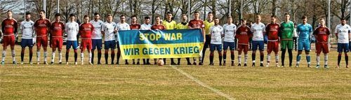 Der Krieg in Osteuropa beschäftigt auch die heimischen Amateurkicker: Der ASV Au und der ASV Großholzhausen setzten vor dem Nachholspiel in der Fußball-Kreisliga 1 ein Zeichen.Foto ASV Au