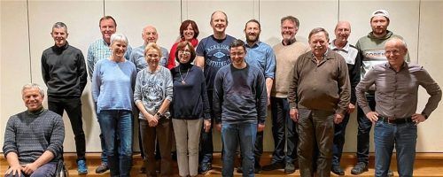 Der MTG-Vorstand mit (hinten, von links) Sportleiter Fahrrad Roman Zehentner, Kassenprüfer Toni Resch, Sportleiter Touristik Sepp Kaffl, Küchenchefin Margret Kaffl, Pressereferent Tom Balhuber, Vorsitzender Tino Anker, Kassier Bernhard Holzner, Zeugwart Otto Plattner, Sportleiter Motorrad Jonas Widschwendter; (vorne von links) Bürgermeister Hajo Gruber, Marketing-Referentin Christine Resch, Schriftführerin Traudi Sandritter, Beisitzerin Gisela Reheis, Jugendreferent Johannes Becker, Kassenprüfer Georg Gfäller und Stellvertretender Vorsitzender Martin Wildinger.Foto Hoffmann