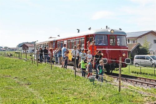 Der neu hergerichtete VT 26 nimmt Bahnfans mit auf spannende Reisen durch den Chiemgau. Hier bei der Osterhasenfahrt 2019.Archivfoto Hötzelsperger