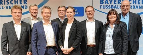 Der neue Kreis-Ausschuss Inn/Salzach: Bernhard Hellmich (Kreisjugendleiter), Robert Schraudner (BFV-Vizepräsident), Johann Sickinger (Kreissportgerichtsvorsitzender), Hans Mayer (Kreisspielleiter), Michaela Heinzlmeier-Meissl (Kreisbeauftragte für den Frauen- und Mädchenfußball), Michael Baumann (Kreisvorsitzender), Carmen Jutta Gardill (Kreisehrenamtsbeauftragte), Josef Kurzmeier (Kreisschiedsrichter-Obmann). Foto Theresa Leinfelder/BFV