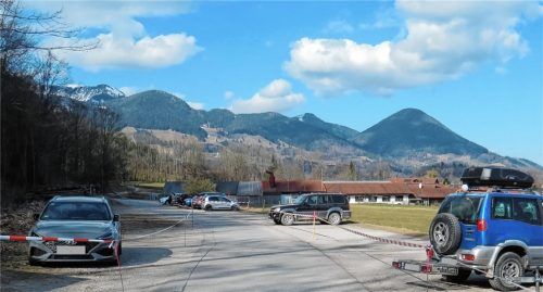 Der Parkplatz am Flintsbacher Steinbruch ist seit vergangenem Sonntag gesperrt. Wie es weitergeht, muss die Eigentümergemeinschaft noch besprechen. Foto Steffenhagen