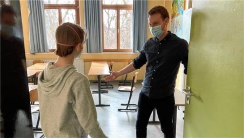 Der Schüler Björnar Gütter aus der 8a hat einen Gesprächstermin bei seinem Lehrer Dr. Yannik Mück ausgemacht. Mück unterrichtet Englisch, Geschichte und Sozialkunde. Foto IGG