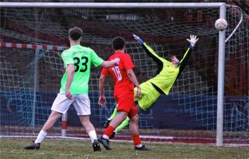 Der Schuss von Traunsteins Kenan Smajlovic geht an den Pfosten, Bruckmühls Maxi Biegel und Torwart Markus Stiglmeir können und müssen nicht mehr eingreifen.