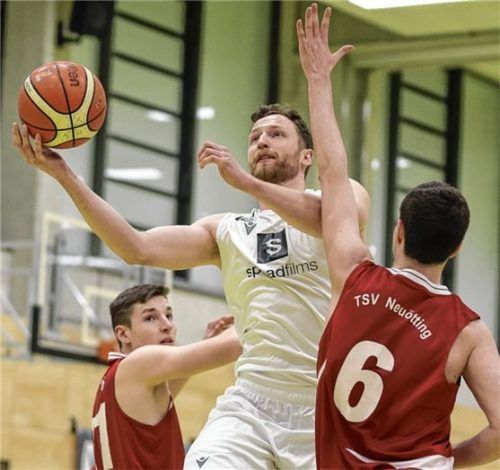 Der stark aufspielende Stefan Gruber setzte sich gegen die Neuöttinger Andreas Klett und Johannes Buchner (Nummer 6) durch .Foto Hans Weitz