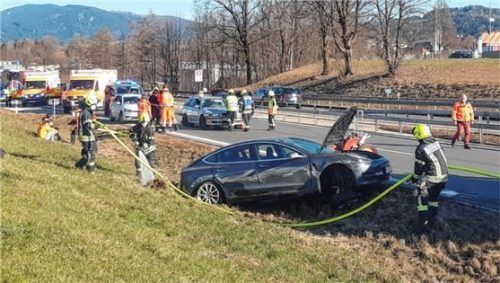Der Tesla war nach dem Zusammenstoß in einem Graben neben der Autobahn gelandet. Foto Lamminger