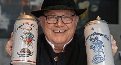 Der Traunsteiner Dietrich Sailer, Geschäftsführer der Münchner Kindl GmbH, präsentiert in seinem Büro das historische Motiv der „Schützenliesl“ auf Bierkrügen. Um das Motiv ist jetzt ein Rechtsstreit entbrannt. Foto dpa