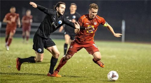 Der Traunsteiner Maximilian Probst (rechts) im Kampf um den Ball mit Sahin Bahadir. Foto Hans Weitz