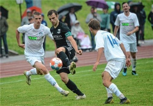 Der TSV Brannenburg (in weiß) und Ortsnachbar ASV Flintsbach befinden sich im Titelrennen.Foto Franz Ruprecht