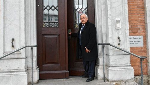 Der Weg zurück: Rudolf Hötzel sitzt ab sofort für die Republikaner wieder im Stadtrat und bedankt sich nicht nur bei seinem Vorgänger Markus Schmid sondern auch bei der Stadt. Foto Schlecker