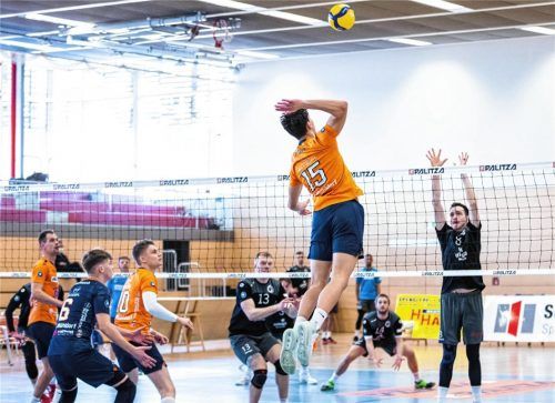 Diagonalspieler Juro Petrusic (Nummer 15) zog alle Register im Mühldorfer Angriff.Foto Fabian Bartsch