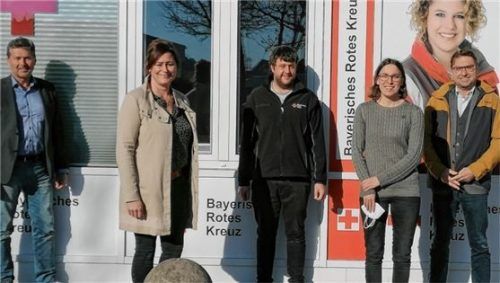 Die Agentur für Arbeit unterstützt bei der Berufswahl: (von links) Robert Kießling, Geschäftsführer des BRK-Kreisverbandes Miesbach, Kathrin Schaffer, Berufsberaterin bei der Arbeitsagentur Rosenheim, BRK-Ausbildungsleiter Simon Horst, Lisa Sebrich und Franz Hagenauer, Leiter der Berufsberatung bei der Arbeitsagentur Rosenheim. Foto Agentur für Arbeit