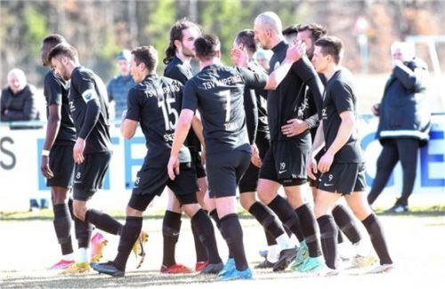 Die Ampfinger gratulieren Goran Divkovic (Nr. 19) zum Führungstreffer.Foto  Buchholz