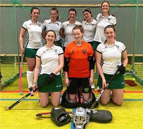 Die Aufstiegsmannschaft des SB Rosenheim, die künftig in der 1. Verbandsliga spielt: Martina Weber, Paula Zentgraf, Birgit Baumann, Salome Herdramm, Miriam Gablac (hinten von links), Valeria van Dijk, Julia Altenkirch, Ronja Zentgraf (vorne von links); auf dem Bild fehlen: Anke Krapf, Margit Brandl, Sophie Zetterberg, Johanna Hartmann, Franziska Wurm.Foto privat