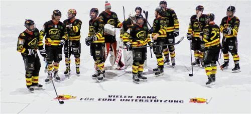 Die Bad Aiblinger Eishockeyspieler bedankten sich für die Fanunterstützung. Foto Hadersbeck