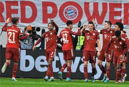 Die Bayern wollen am Samstag den nächsten Sieg bejubeln. So wie nach dem Tor zum 1:0-Erfolg durch Leroy Sané (Zweiter von rechts) in Frankfurt. Foto dpa-Bildfunk