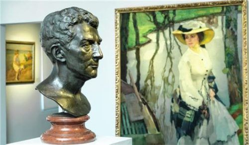 Die Büste Ludwigs von Zumbusch hat sein Vater, Caspar von Zumbusch, angefertigt. Hinten: Leo Putz „Am Ufer“.