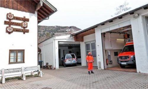 Die Fahrzeuge der BRK-Rettungswache sind einsatzbereit, doch die Platzverhältnisse erkennbar beengt. Foto Peter