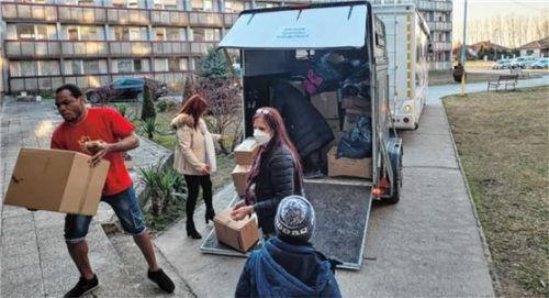 Die gesammelten Spenden werden am Flüchtlingslager in der Nähe von Bratislava ausgepackt. Foto Rudolph-Miller