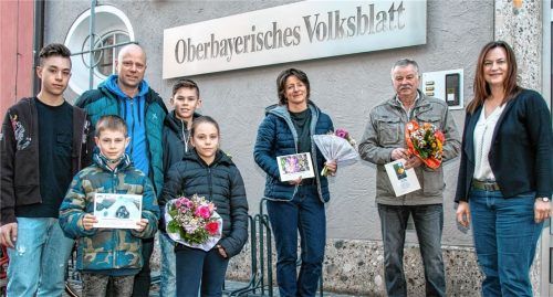 Die Gewinner der Leserreporter-Aktion gemeinsam mit OVB-Redaktionsleiterin Carmen Krippl (rechts): (von links) Farmilie Hoffmeister aus Griesstätt (zweiter Platz) mit Vater Lars und seinen Kindern Simon, Marinus, Sonja und Luis, Renate König aus Bad Aibling (erster Platz) und Josef Stangl aus Aschau im Chiemgau (dritter Platz). Foto Kirschner