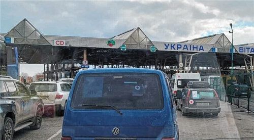 Die Grenze zur Ukraine ist erreicht. Nun geht es daran, die Hilfsgüter umzuladen und zu übergeben.Foto  Ludwig