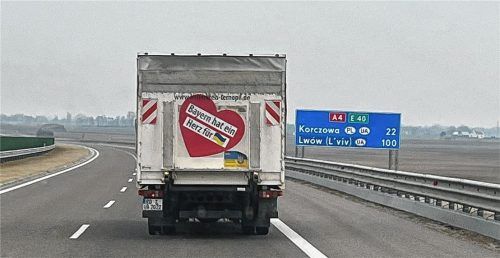 Die Hilfsgüter aus dem Chiemgau wurden mit dem neuen Lkw in die Ukraine gebracht. Die Strecke wird der Lkw in der kommenden Zeit noch öfters zurücklegen. Wenn keine Hilfsladungen mehr gebraucht werden, wird das Fahrzeug der Erzdiözese Ternopil in der West-Ukraine übergeben. Foto Dreikorn