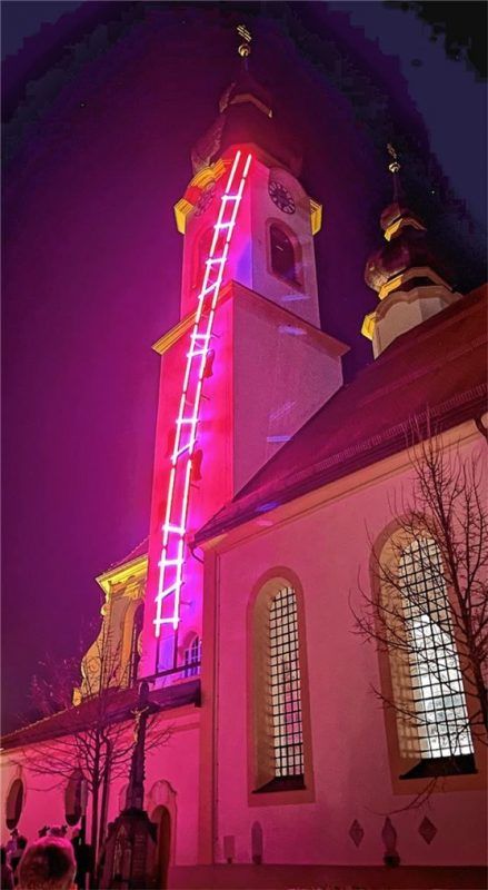 Die Himmelsleiter wurde erleuchtet.