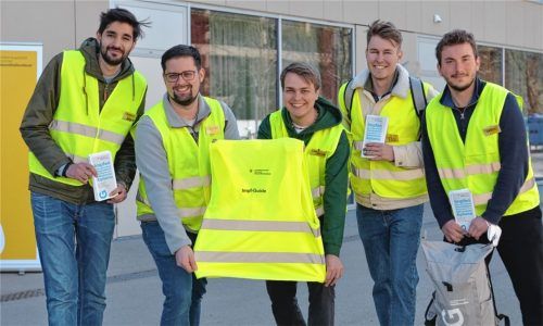 Die Impf-Guides aus München: Medizinstudent Alexander S. (Mitte) und seine Mitstreiter gehen in München gezielt auf die Bürger zu, um sie vielleicht doch noch zur Spritze gegen Corona zu bewegen. Foto Stadt München/Giordano
