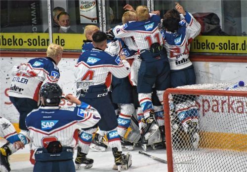 Die Jungadler Mannheim gewannen das Turnier und krönten sich zum deutschen U15-Eishockeymeister.
