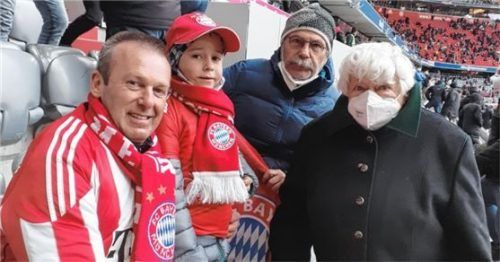 Die Kartengewinner aus dem Leverkusen-Spiel (von links) Florian Gebhard und Tobias Gebhard aus Bad Feilnbach, sowie Bernhard Egger aus Nußdorf und Katharina Egger aus Kolbermoor. Foto privat