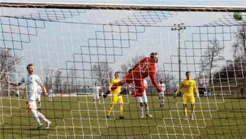 Die Kopfballverlängerung von Lukas Starringer landete nur an der Latte des Töginger Tores. Foto  Jürgen Bensler