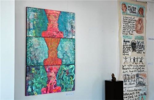 Die Kunstwerke „In Kontakt“ von Eva Dahn-Rubin (links) und „Das Hohe Lied der Lieder...“ von Corinna Brandl.Foto Privat