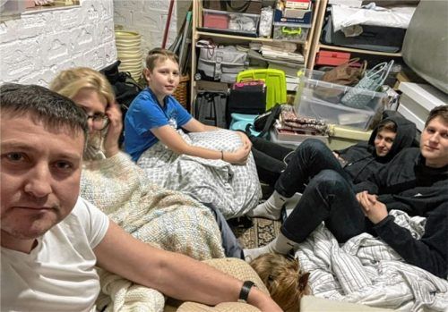 Die Nacht im Keller verbracht: die Familie von Roman D., die in Ternopil im Westen der Ukraine lebt. Roman ist das „Patenkind“ einer Familie aus Rimsting, die enge Verbindungen in die Ukraine hat.Foto privat