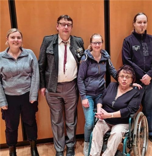 Die neuen Vorstandsmitglieder der Schützengesellschaft sind (von links) Revisorin Julia Hechenberger, Schützenmeister Werner Gmeiner, Kassierin Kathi Kinstetter, stellvertretende Schützenmeisterin Vroni Gmeiner und Sportlicher Leiter Felix Eberle. Foto re