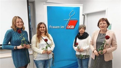 Die Perspektiven von Frauen stehen im Mittelpunkt bei der Veranstaltung mit (von links) Josefa Leitner, Semra Kakici, Susanne Kieslinger und Dritte Rosenheimer Bürgermeisterin Gabriele Leicht.Foto DGB