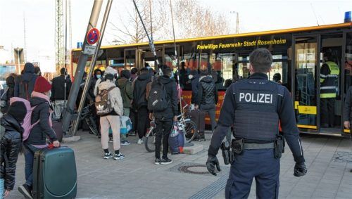 Die Rosenheimer Feuerwehr brachte die Flüchtlinge per Bus zur Bundespolizeiinspektion. Foto Bundespolizei