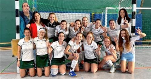 Die Rosenheimer Hockey-Damen kämpfen in der kommenden Saison in der 2. Bundesliga um Punkte. Hintere Reihe von links: Trainer Rainer Brech, Valentina Labonte, Sarah Göpfert, Theresa Ober, Daniela Asmus, Carla Corsi, Lena Weiß, Lisa Wachenfeld, Betreuerin Hanni Göpfert. Vordere Reihe von links: Tina Brunner, Meret Heinrich, Pia Riediger, Leonie Blattmann, Pia Lengenfelder, Miriam Gablac, Christina Appl.Foto SBR
