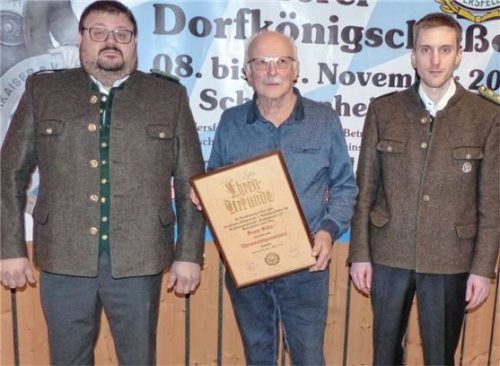 Die Schützengesellschaft Vorderkaiser nahm bei der Mitgliederversammlung eine besondere Ehrung vor: (von links) Schützenmeister Florian Weißenbacher, Ehrenschützenmeister Franz Siller und Stellvertretender Schützenmeister Markus Sivori.Foto re